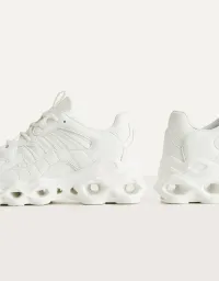 Sneaker mit Öffnungen in der Sohle